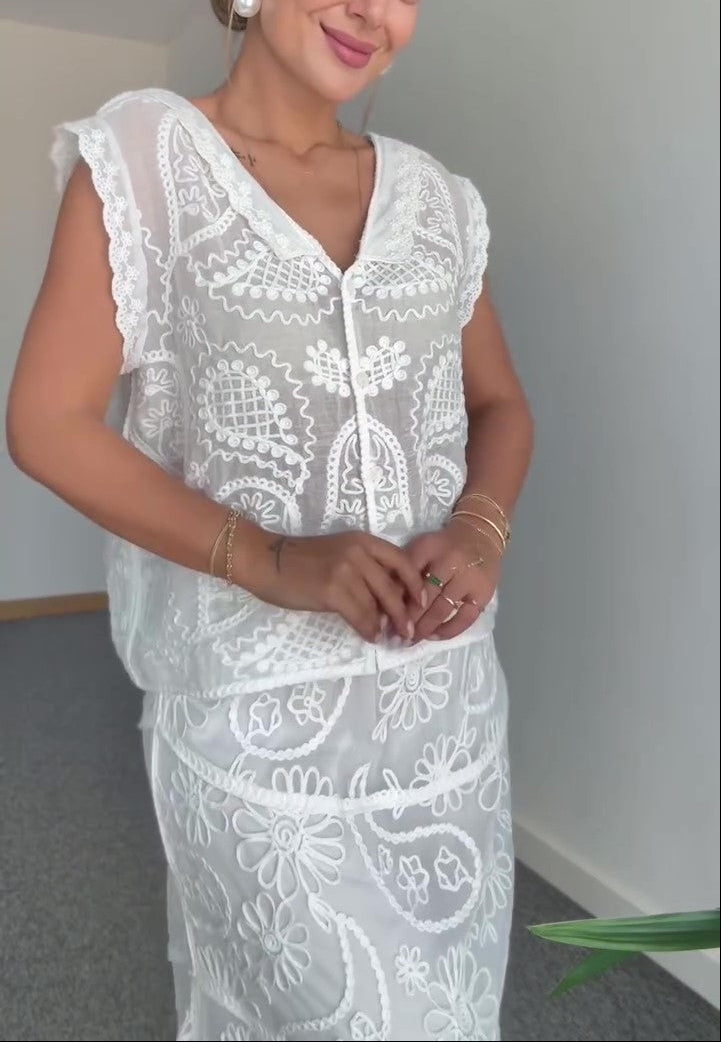 Sleeveless Embroidered Two-piece Suit