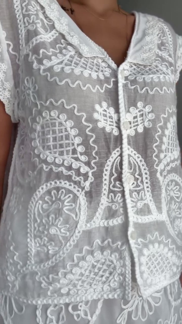 Sleeveless Embroidered Two-piece Suit